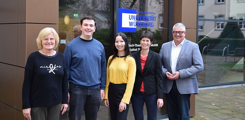 Lehrstuhlteam v.l.n.r.: Elfrieda Stark (Sekretärin), Kilian Werner (stud. Hilfskraft), Melanie Freund (stud. Hilfskraft), Agnes Slunitschek (wiss. Mitarbeiterin), Prof. Dr. Matthias Remenyi (Lehrstuhlinhaber). Es fehlen Johannes Kronau (wiss. Mitarbeiter DFG-Projekt), PD Dr. Johannes Groessl (akadem. Rat, beurlaubt)