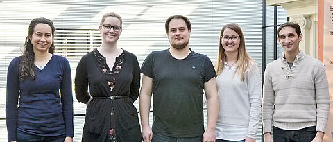 Das Bild zeigt von links Prof. Dr. Cynthia Sharma, Sara Eisenbart, Thorsten Bischler und Belinda Aul vom IMIB sowie Prof. Dr. Chase Beisel vom HIRI. (Foto: Hilde Merkert, IMIB)