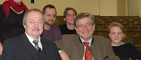 Studierende der Sonderpädagogik mit Minister Thomas Goppel und Unipräsident Axel Haase im Hörsaal.