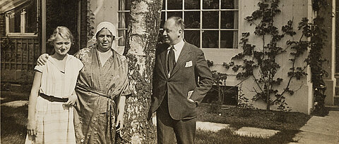 Nele mit Ellen Overgaard und Gottfried Benn im Garten der Overgaards in Dänemark. 