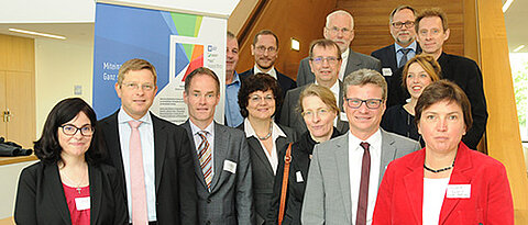 Kick-off-Meeting in Würzburg. Vorne rechts: Irmgard Badura, Beauftragte der Bayerischen Staatsregierung für die Belange von Menschen mit Behinderung, und Wissenschaftsstaatssekretär Bernd Sibler. (Foto: Gunnar Bartsch)