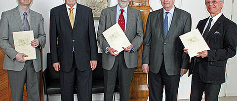 Übergabe der Förderbescheide mit (v.l.): Professor Hakan Kayal (ASMET), Regierungspräsident Paul Beinhofer, Professor Jürgen Tautz (HOBOS), Universitätspräsident Alfred Forchel und Professor Franz Jakob (Bewegungszentrum). (Foto: Regierung von Unter