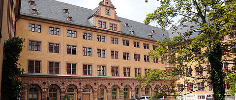 Das Alte Universitätsgebäude in der Würzburger Innenstadt ist Sitz der Juristischen Fakultät.
