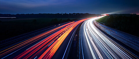 Wie auf einer Autobahn: In einem topologischen Isolator sind Elektronen je nach Spinausrichtung nur in jeweils einer Richtung unterwegs. Kollisionen sind somit ausgeschlossen.
