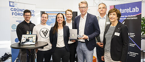 (v.l.n.r): Dr. Felix Liedel, Stefan Homes, Venture Lab der TH Aschaffenburg, Tanja Golly, Prof. Dr. Boris Bauke, Leiter des Venture Lab der TH Aschaffenburg, Staatsminister Markus Blume, Prof. Dr. Lukas Worschech, Prof. Dr. Eva-Maria Beck-Meuth, Präsidentin der TH Aschaffenburg. 