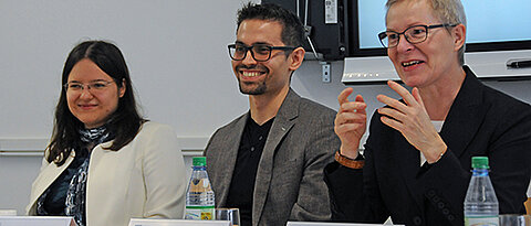 Beim Pressegespräch auf dem Campus Nord: Universitätsvizepräsidentin Barbara Sponholz (rechts) mit den PROMI-Doktoranden Christian Seyferth-Zapf und Marina Kretzschmar. (Foto: Robert Emmerich)