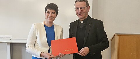 Übergabe der Urkunde durch P. Christian Marte SJ