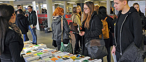 Broschüren und andere Informationen über die Studiengänge der Uni gibt es beim Studien-Info-Tag. (Archivfoto: Robert Emmerich) 