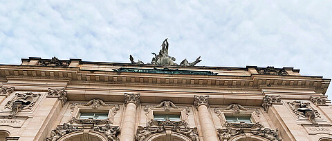 Die Fassade des Hauptgebäudes der Uni Würzburg.