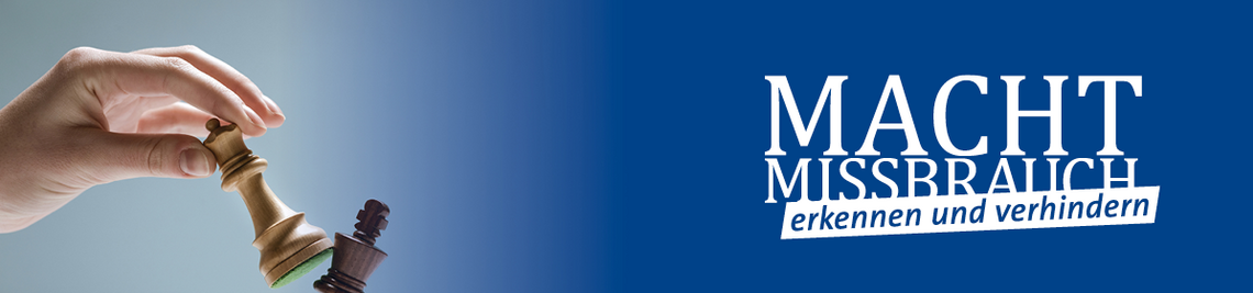 links eine Hand stößt mit einer Dame-Schachfigur eine König-Schachfigur um; rechts das Logo Machtmissbrauch erkennen und verhindern