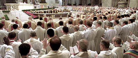 278477 Geistliche nehmen an der Gründonnerstagmesse am 28.3.2002 im Petersdom in Rom teil. Wegen seiner angeschlagenen Gesundheit hat Papst Johannes Paul II. die Messe zum Auftakt der Osterfeierlichkeiten im Vatikan nicht selbst zelebriert. Der 81-jährige Pontifex führte im Petersdom von seinem Stuhl aus den Vorsitz, das Hochamt zelebrierte jedoch der kolumbianische Kardinal Dario Castrillón Hoyos, Präfekt der vatikanischen Kongregation für den Klerus.