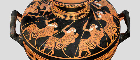 Eine antike Vase (um 460 v. Chr.) zeigt eine Szene aus dem Satyrspiel „Sphinx“ des Aischylos, in der der Ältestenrat das Rätsel der Sphinx, die Theben belagert, zu lösen versucht. Das Objekt ist eines von unzähligen, welche Teile der archäologischen Gemeinschaft unter Generalverdacht sehen. 