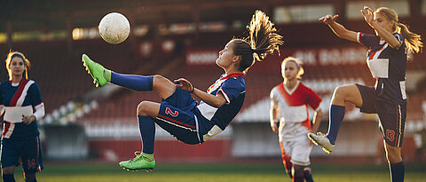 Frauen finden immer mehr ihren Platz in der Welt des Profifußballs. Die Fans sehen allerdings noch einiges an Nachholbedarf.