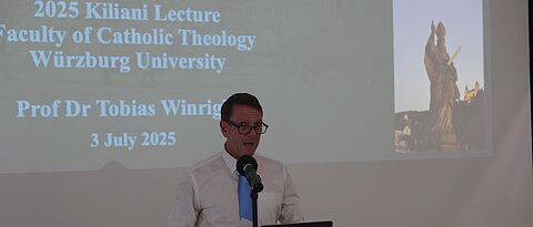 Tobias Winright aus Maynooth vor seiner PPP zur Kiliani-Lecture