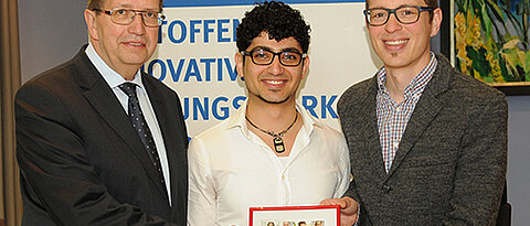 Universitätspräsident Alfred Forchel, Medizinstudent Hadi Al-Tawil und Daniel Wilhelm von der DKMS. (Foto: Robert Emmerich)