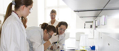 Schüler beim Schülerlabor