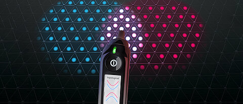Forschende des Würzburg-Dresdner Exzellenzclusters ct.qmat haben eine Schnelltest-Methode entwickelt, mit der sich topologisches 2D-Material systematisch und in Rekordzeit nachweisen lässt. Dank spezieller Röntgenstrahlung kann der unterschiedliche Drehsinn von Elektronen detektiert werden (im Bild blau und rot). Grundlage für die Entwicklung der Schnelltest-Methode war das Quantenmaterial Indenen, das eine dreieckige Atomstruktur hat.