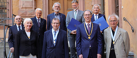 Universitätspräsident Paul Pauli mit den Persönlichkeiten, die beim Stiftungsfest 2022 in Präsenz geehrt wurden. Hinten von links Helmuth Schulze-Fielitz, August Heidland, Eberhard Rommel, Wolfgang Geise und Georg Ertl. Vorne von links Barbara Hahn, Alfred Forchel, Paul Pauli und Helmut Schwarz. 