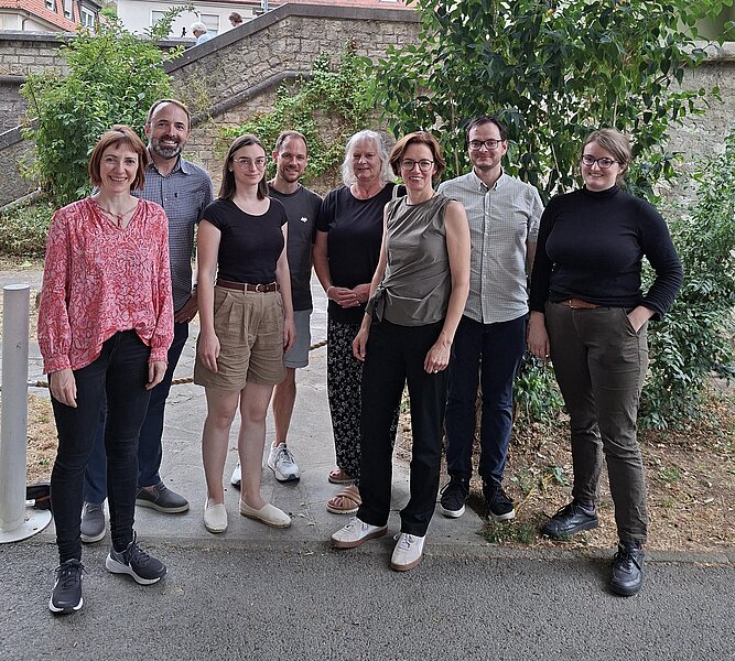 Von links nach rechts: Prof. Dr. Marlen Bunzel, Dr. Lucas Brum Teixeira, Isabel Fraunhofer, Dr. Johannes Pfeiff, Heidrun Leisner, Prof. Dr. Barbara Schmitz, Dr. Maximilian Häberlein, Anna Kontriner