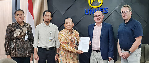 Matthias Erhardt (2.v.r.) und Hans Stefan Siller (r.) an der UNNES in Indonesien. Begrüßt wurden sie von einem Vertreter des International Office der Uni Semarang, dem Mathedidaktiker Adi Cahyono und dem Vize-Rektor Heri Yanto.
