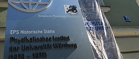 Christophe Rossel (links), der Präsident der European Physical Society (EPS), und Uni-Präsident Alfred Forchel enthüllen die Stele, die das ehemalige Physikalische Institut und heutige Röntgen-Gedächtnisstätte als "Historische Stätte" ausweist. (Fo Christophe Rossel (links), der Präsident der European Physical Society (EPS), und Uni-Präsident Alfred Forchel enthüllen die Stele, die das ehemalige Physikalische Institut und heutige Röntgen-Gedächtnisstätte als "Historische Stätte" ausweist. (Fo