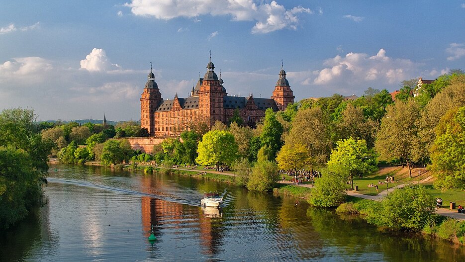 Schloss Johannisburg, Aschaffenburg im Frühjahr von der Mainbrücke