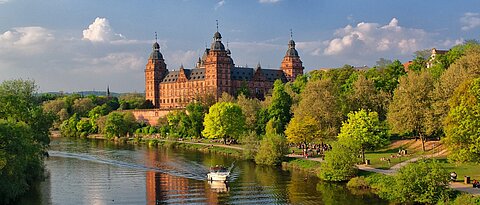 Schloss Johannisburg, Aschaffenburg im Frühjahr von der Mainbrücke