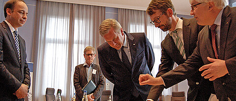 Hans-Günter Schmidt, Leiter der Würzburger Universitätsbibliothek, Altbundespräsident Christian Wulff, Alexander Arlt, Museums- und Archivleiter Chorwesen, und Professor Friedhelm Brusniak. (Foto: Marco Bosch)