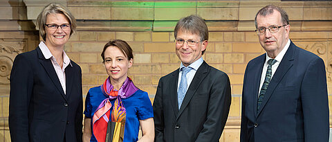 Humboldt-Professur-Verleihung in Berlin. Zum Foto haben sich versammelt (v.l.): Bundesministerin für Bildung und Forschung Anja Karliczek, Stefanie Petermichl, der Präsident der Humboldt-Stiftung  Hans-Christian Pape und Unipräsident Alfred Forchel.