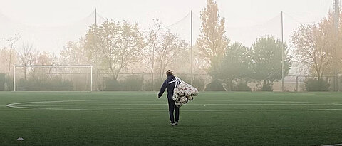 Die Sicherung des Ehrenamts sehen viele Menschen, die in Sportvereinen aktiv sind, als Herausforderung an. Das zeigt die neue Amateursport-Studie, von deren Titelseite das Foto entnommen ist.