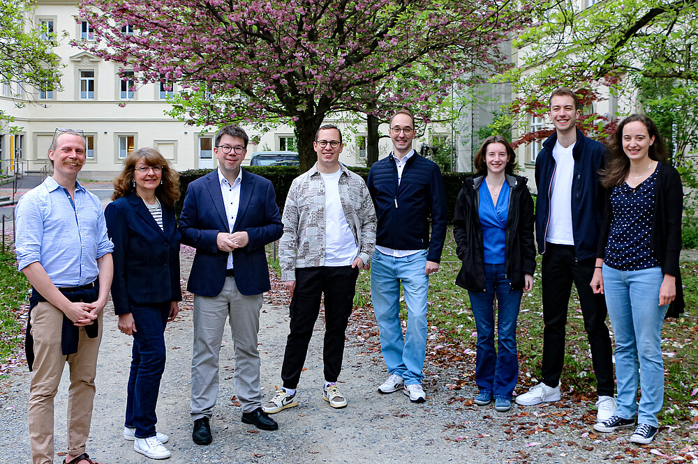 Das Bild zeigt das Team des Lehrstuhls. Es fehlt: Amelie Kraus.