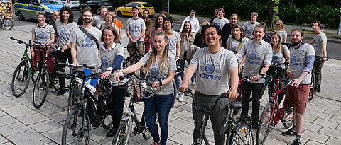 Das Bild zeigt den Fahrradkorso durch Würzburg an der Neuen Universität. Vorderste Reihe (von links): Anja Schlömerkemper, Sarah Wagner und Ingo Heide. 