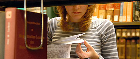 Studentin in der Unibibliothek