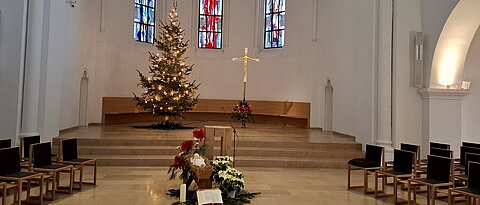 Weihnachtlich geschmückte Mutterhauskirche von innen