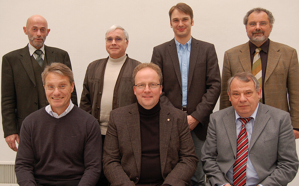Hinten von links: OStD Dr. Roland Bettger, StD Eberhard Rothbauer; Wiss. Mit. Heinz Blatz, Prof. Dr. Bernhard Heininger; Vorne von links: StD Karlheinz Nebel, OStR Gerald Mackenrodt, OStD Dr. Wolfgang von Hinten; Es fehlen: Dr. Birgit Hoyer, OStD Walter A. Neubeck, StD Dr. Bernd Grunwald, OStR Norbert Zips