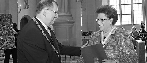 Der frühere Universitätspräsident Alfred Forchel gratuliert Barbara Stamm nach der Verleihung der Ehrensenatorwürde im Jahr 2019.