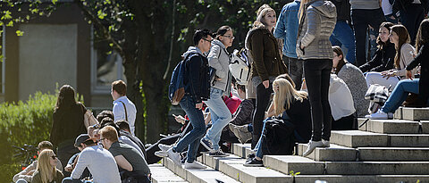 Würzburger Studierende vor der Universität am Sanderring.