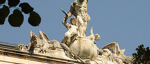 Die Figurengruppe mit Prometheus auf dem Dach des Hauptgebäudes der Universität Würzburg am Sanderring. (Foto: Robert Emmerich)