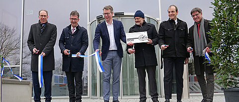 Durchschnitten das Band bei der Einweihung des Instituts für nachhaltige Chemie und Katalyse mit Bor (v.l.): Paul Pauli, Christian Schuchardt, Markus Blume, Holger Braunschweig, Tobias Brixner, Werner Dölger.