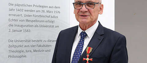 Der ehemalige Direktor der Würzburger Universitätsbibliothek hat das Bundesverdienstkreuz am Bande erhalten. Dr. Karl Südekum erhielt diese Auszeichnung am Donnerstag, 5. Juli, bei einer Feierstunde von Innenstaatssekretär Gerhard Eck.