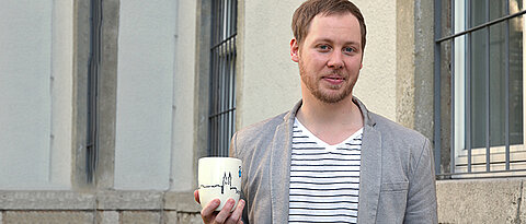 In welcher Hand hält Thorsten Erle die Tasse? Die richtige Antwort erfordert einen Perspektivenwechsel, der wiederum in vielen Fällen Empathie erzeugt. (Foto: Uni Würzburg)