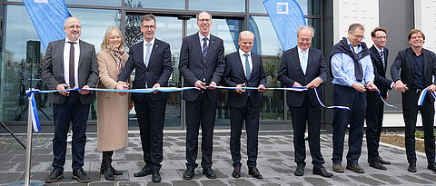 Durchschnitten das Band bei der Einweihung des ZPD (v.L.): Michael Fuchs, Grit Libau (Staatliches Bauamt, Bereich Universitätsbau), Christian Schuchardt, Paul Pauli, Rolf-Dieter Jungk, Ulrich Konrad, Dag Nikolaus Hasse, Christof Teige. 