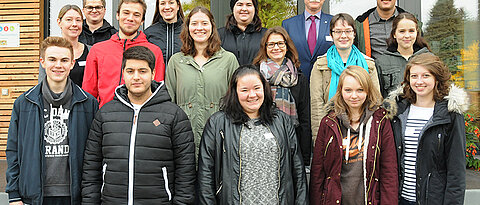 Neue Auszubildende der Uni Würzburg mit Kanzler Uwe Klug und Sabine Stahl vom Personalrat. Mit im Bild Tim Ehrenfels (hinten rechts) und Yannik Reuß (hinten links) von der Jugend- und Auszubildendenvertretung. (Foto: Robert Emmerich)