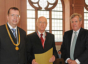 Ehrenmitglied Prof. Cornelius Petrus Mayer (Mitte) mit Univizepräsident Wolfgang Riedel (rechts) und Universitätspräsident Alfred Forchel. (Foto: Gunnar Bartsch)