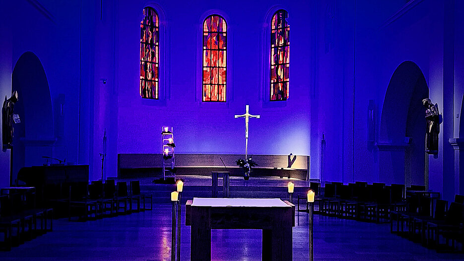 Mutterhauskirche in blau