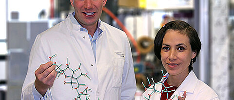 Dr. Maria Elena Ortiz Soto und Professor Jürgen Seibel wollen mit der Entwicklung von zuckerbasierten Wirkstoffen eine Brücke zu Mexiko schlagen. (Foto Julian Görl)