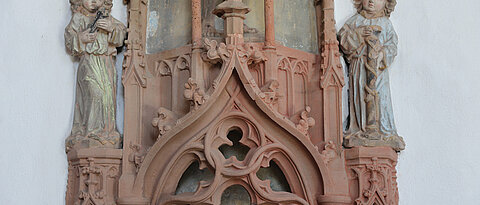 Dettingen am Main, Kirche St. Hippolytus: Detail des kunstvollen Sakramentsgehäuses mit verschlungenem Rutenwerk auf dem Maßwerk.