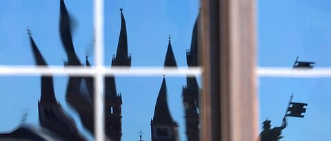 Spiegelung des Würzburger Doms in einem Fenster