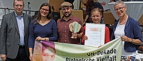 Universitätspräsident Alfred Forchel mit Franziska Scheidemantel, Pascal Bunk und Wiebke Degler vom Campus-Garten-Team sowie mit Univizepräsidentin Barbara Sponholz (von links) bei der Preisüberreichung. (Foto: Uni Würzburg)