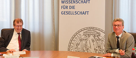 Bayerns Wissenschaftsminister Bernd Sibler (r.) und JMU-Präsident Alfred Forchel waren vom Senatssaal aus in die Videokonferenz eingeschaltet.